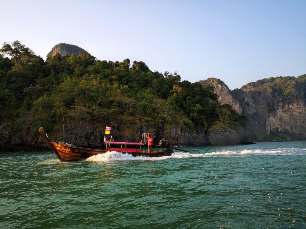 Long Tail boat cu turiști