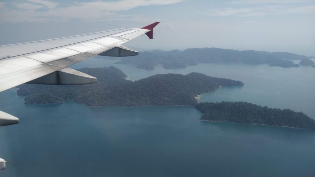 Vedere din avion spre insulele de lângă Langkawi