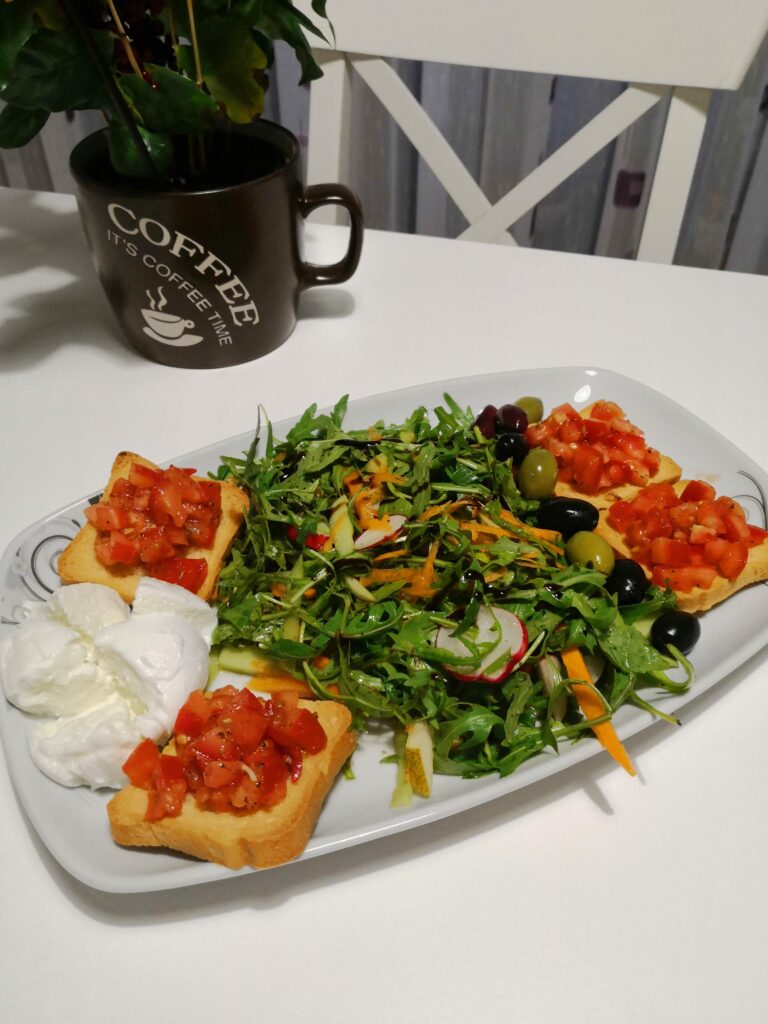 Bruschete, mozzarella și salată