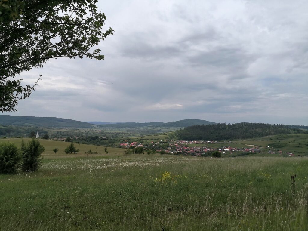 Vedere spre satul Racoș